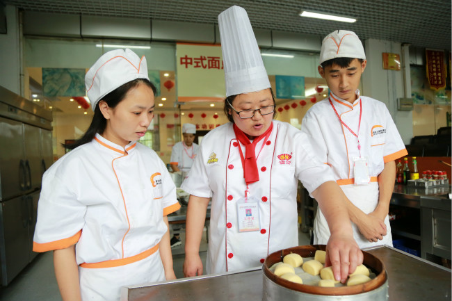 【新生故事】蒋申强:94年小哥哥为何走进了面点房?