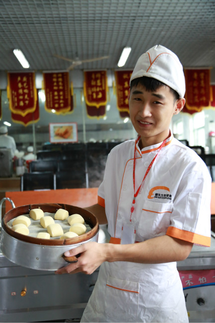 【新生故事】蒋申强:94年小哥哥为何走进了面点房?