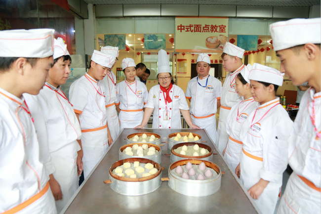 【新生故事】蒋申强:94年小哥哥为何走进了面点房?