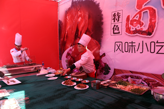 【星厨驾道】风味小吃体验区试吃,火啦!