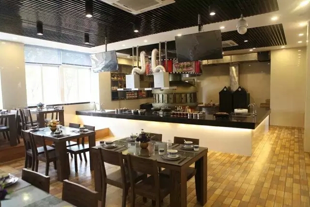 �ڰ��գ���һ��һ���ͻ����飬�ټ��ޱȻ����ѧУ