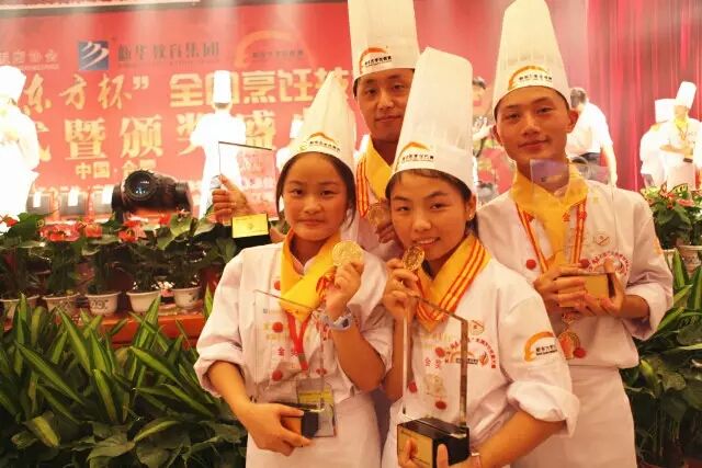 �ڰ��գ���һ��һ���ͻ����飬�ټ��ޱȻ����ѧУ