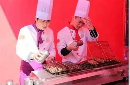�ڰ��գ���һ��һ���ͻ����飬�ټ��ޱȻ����ѧУ