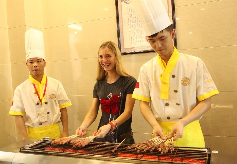 ����ף�ء�һ��һ·�������ѧ����������Ӫ����Ժ�ι۽���