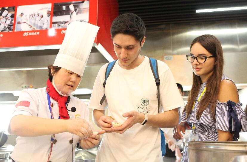 ����ף�ء�һ��һ·�������ѧ����������Ӫ����Ժ�ι۽���