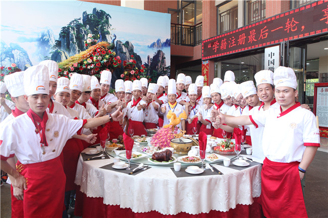 �����¶����˵���Ϧ��������ʳչʾ��һ���Ӿ�ʢ��