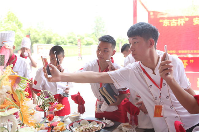 �����¶����˵���Ϧ��������ʳչʾ��һ���Ӿ�ʢ��