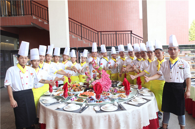 �����¶����˵���Ϧ��������ʳչʾ��һ���Ӿ�ʢ��