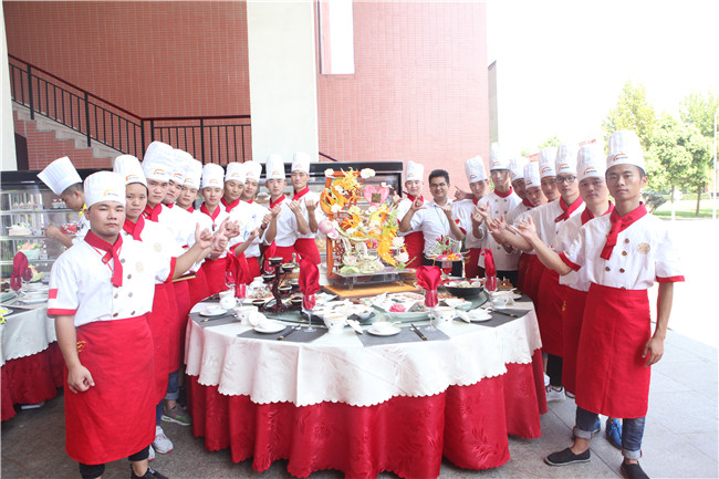 �����¶����˵���Ϧ��������ʳչʾ��һ���Ӿ�ʢ��