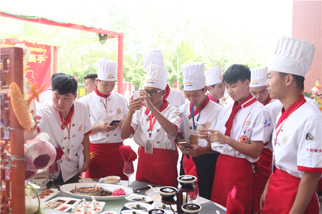 �����¶����˵���Ϧ��������ʳչʾ��һ���Ӿ�ʢ��