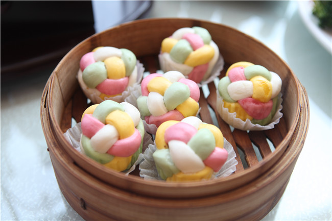 �����¶����˵���Ϧ��������ʳչʾ��һ���Ӿ�ʢ��