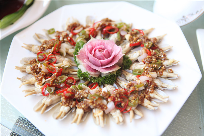 �����¶����˵���Ϧ��������ʳչʾ��һ���Ӿ�ʢ��