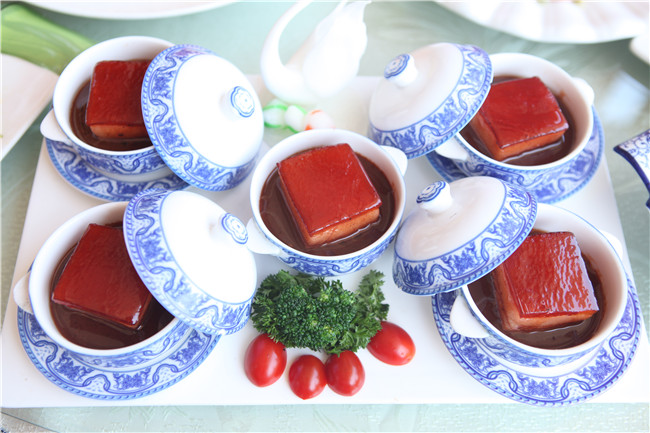 �����¶����˵���Ϧ��������ʳչʾ��һ���Ӿ�ʢ��