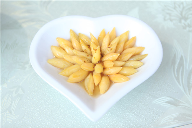 �����¶����˵���Ϧ��������ʳչʾ��һ���Ӿ�ʢ��