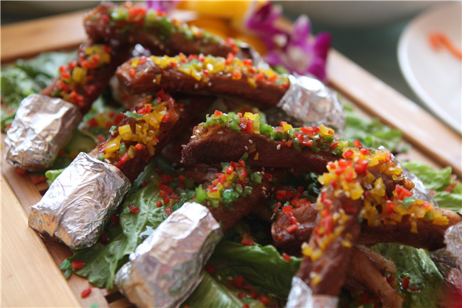 �����¶����˵���Ϧ��������ʳչʾ��һ���Ӿ�ʢ��