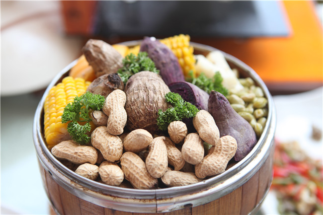 �����¶����˵���Ϧ��������ʳչʾ��һ���Ӿ�ʢ��