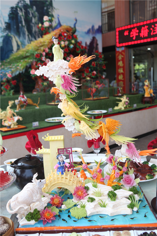 �����¶����˵���Ϧ��������ʳչʾ��һ���Ӿ�ʢ��