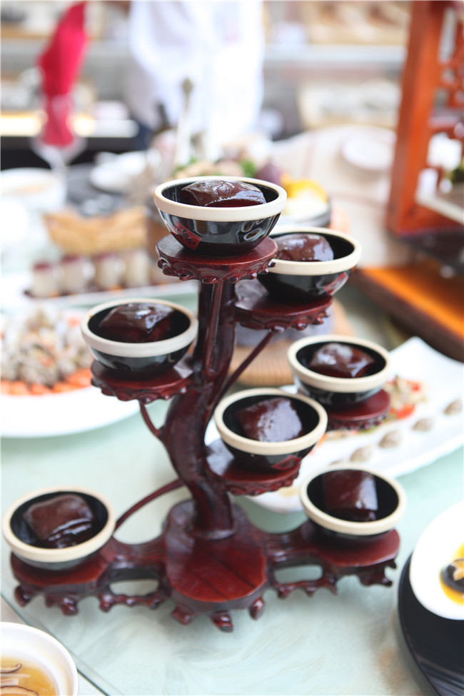 �����¶����˵���Ϧ��������ʳչʾ��һ���Ӿ�ʢ��