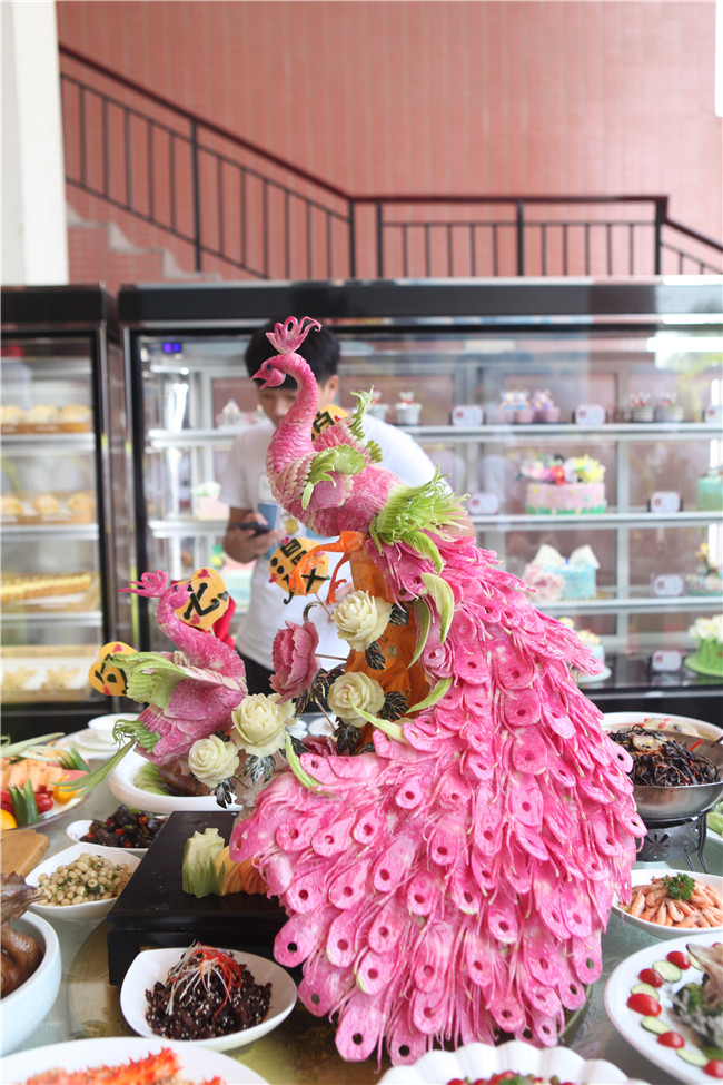 �����¶����˵���Ϧ��������ʳչʾ��һ���Ӿ�ʢ��