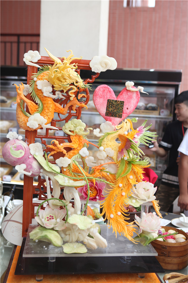 �����¶����˵���Ϧ��������ʳչʾ��һ���Ӿ�ʢ��