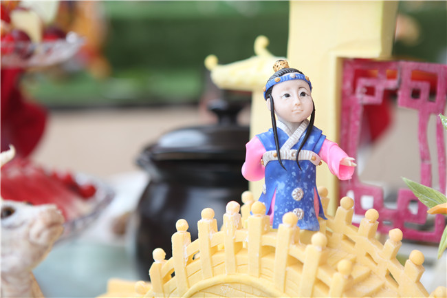 �����¶����˵���Ϧ��������ʳչʾ��һ���Ӿ�ʢ��