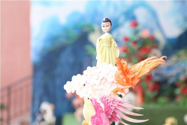 �����¶����˵���Ϧ��������ʳչʾ��һ���Ӿ�ʢ��