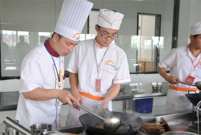 ������С����ѵ�࣬���ڰ����¶���