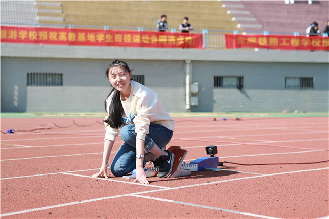 �����¶���ѧ���ںϷʸ߽̻����ﾶ�˶���չ¶���