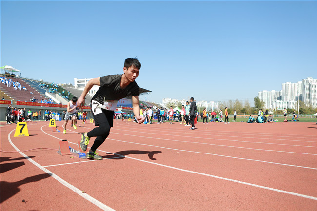 �����¶���ѧ���ںϷʸ߽̻����ﾶ�˶���չ¶���