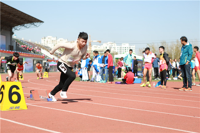 �����¶���ѧ���ںϷʸ߽̻����ﾶ�˶���չ¶���