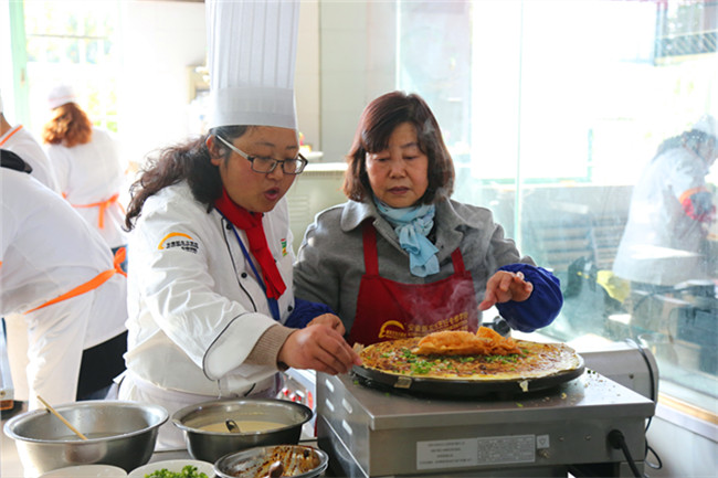 ������ף���ֻ��һ�˴Ӱ��޻ع�ѧС��