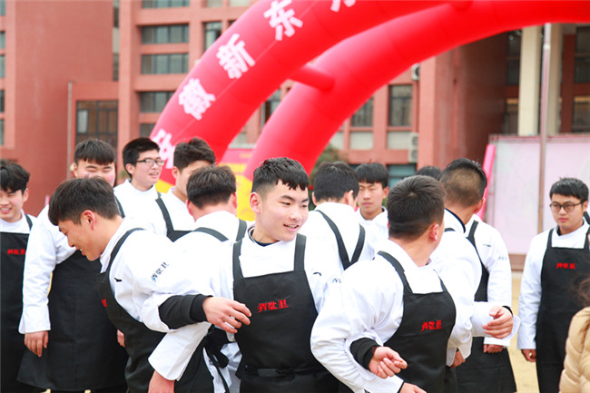 �����¶���2018У���������࿪��������ʽ¡�ؾ���