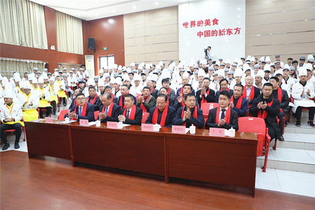 �����¶���2018�����ʦ������У԰�߿���������Ƹ��ʽԲ������