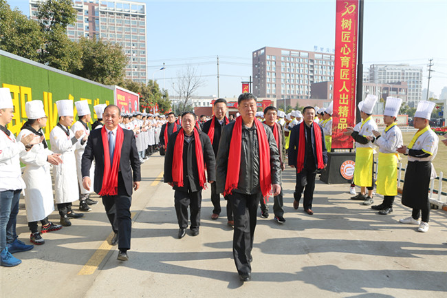 �����¶���2018�����ʦ������У԰�߿���������Ƹ��ʽԲ������