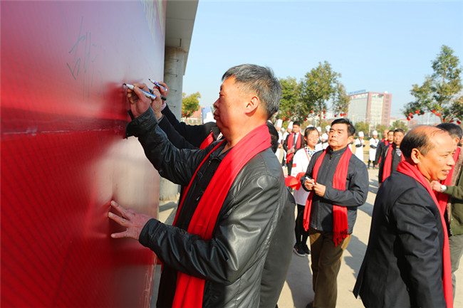 �����¶���2018�����ʦ������У԰�߿���������Ƹ��ʽԲ������