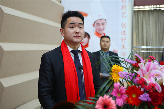 �����¶���2018�����ʦ������У԰�߿���������Ƹ��ʽԲ������