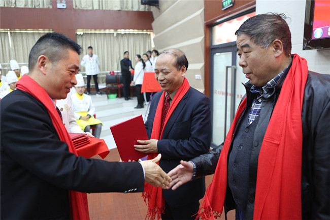 �����¶���2018�����ʦ������У԰�߿���������Ƹ��ʽԲ������