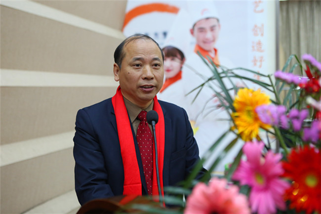 �����¶���2018�����ʦ������У԰�߿���������Ƹ��ʽԲ������