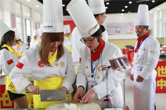 ר�á���ѧ�ɣ��Ի��ǡ����������Σ��������飬���������