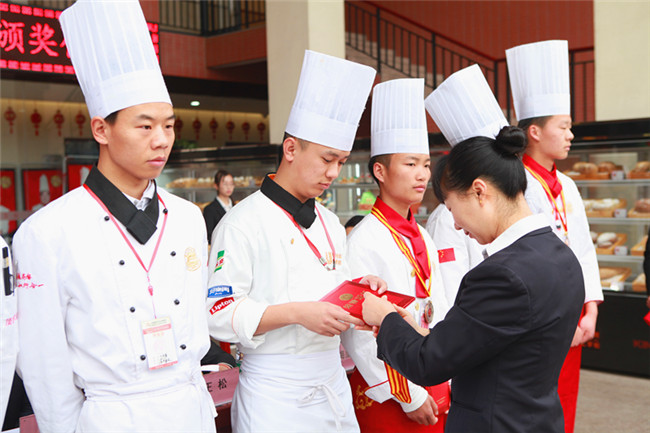 2018�괺����ѧ����ϵ�л�佱��ʽ¡�ؾ���