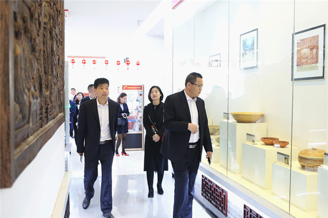 ������˫�ٹ��̹�����Ա�߽������¶����ι۽���