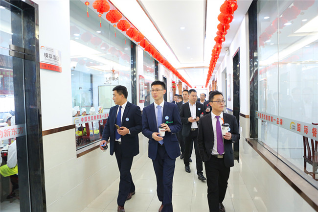 ������˫�ٹ��̹�����Ա�߽������¶����ι۽���