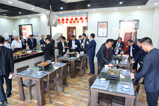 ������˫�ٹ��̹�����Ա�߽������¶����ι۽���