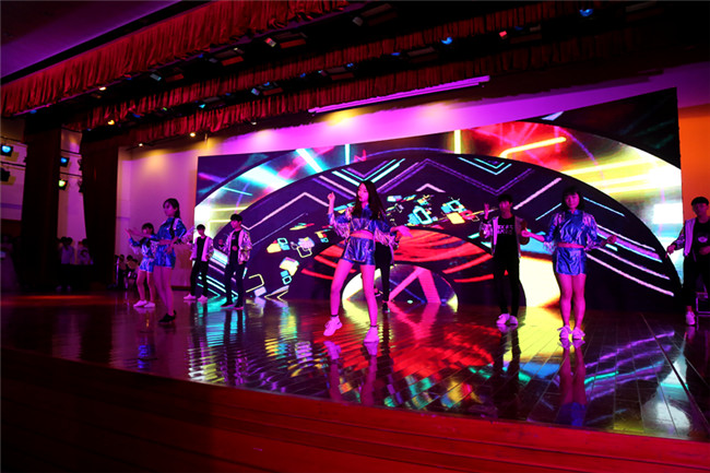 �����¶���2018����һ���ջ����߰佱ʢ��Բ����Ļ