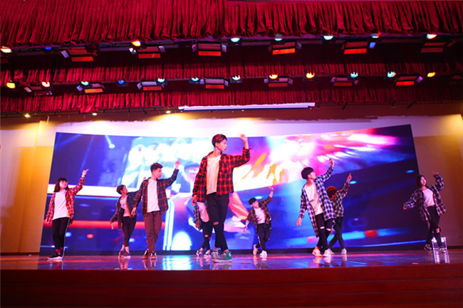 �����¶���2018����һ���ջ����߰佱ʢ��Բ����Ļ