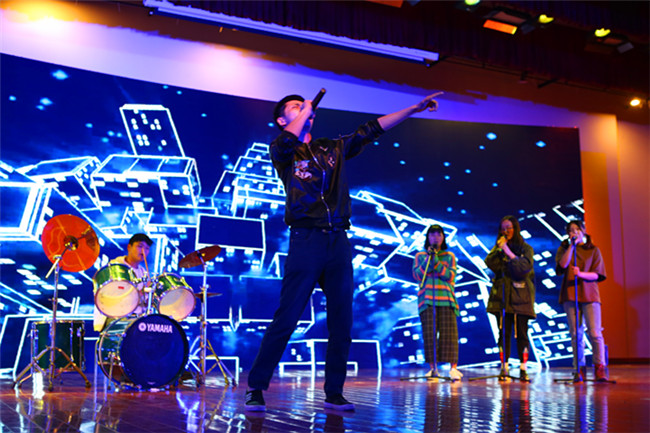 �����¶���2018����һ���ջ����߰佱ʢ��Բ����Ļ