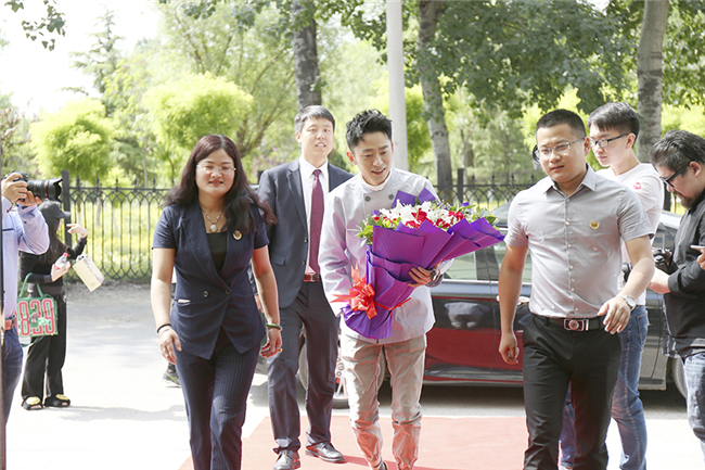 �������˱��䡷��פ��Ա�����߽��¶������ѧ������