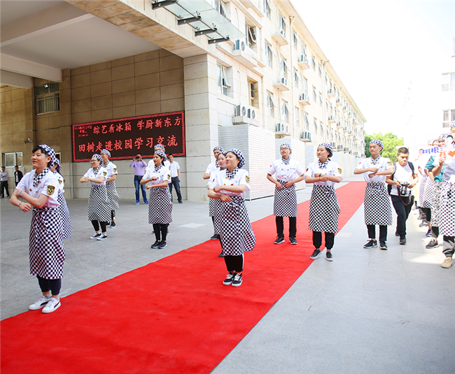 �������˱��䡷��פ��Ա�����߽��¶������ѧ������