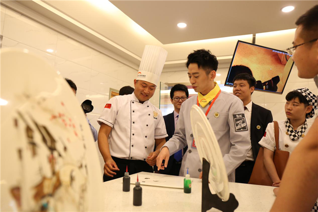 �������˱��䡷��פ��Ա�����߽��¶������ѧ������