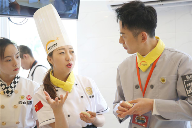 �������˱��䡷��פ��Ա�����߽��¶������ѧ������